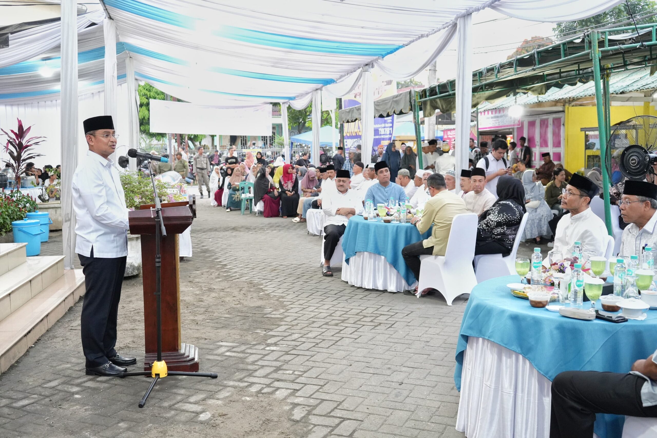 Sekda Medan Wiriya Al-rahman saat memberikan sambutan pada acara Safari Ramadhan di masjid Nurul Ikhwan. BP/erwan