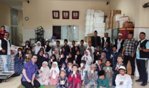 Foto BAKOPAM Sumut bersama anak anak Panti Asuhan