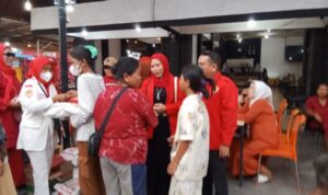 Pengurus LSM Terkams memberikan takjil dan sembako kepada masyarakat di Belawan.(Istimewa)