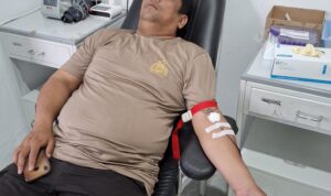 Personel Polres Pakpak Bharat mendonorkan darahnya.(Istimewa)