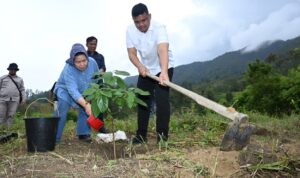 Gubsu Bobby bersama Kadis LHK menanam pohon di hutan.(Istimewa)
