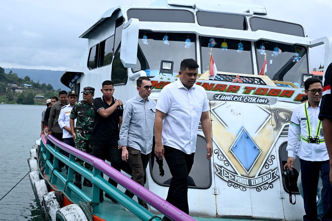 Gubsu Bobby meninjau dan memeriksa kondisi kapal penyeberangan penumpang di Pelabuhan PT ASDP Ajibata, Kabupaten Toba.(Istimewa )