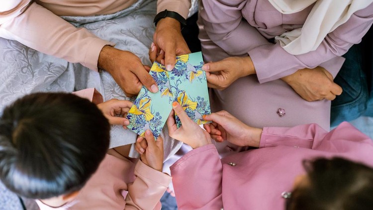 Ilustrasi Berapa Besaran Nominal Ideal Angpao THR Lebaran untuk Anak-Anak