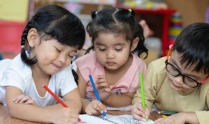 Ilustrasi anak belajar di sekolah