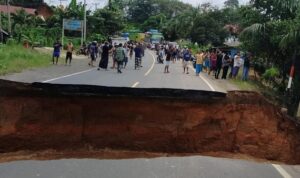 Jalan Amblas di Jambi, Jalur Sumbar-Jambi Lumpuh Total!