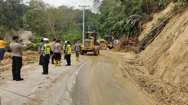 Jalur Lalu Lintas Tarutung-Tapsel Kembali Normal Pasca Longsor