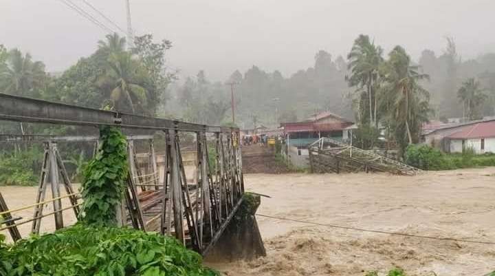 Jembatan Sungai Noyo Ambruk Dihantam Banjir