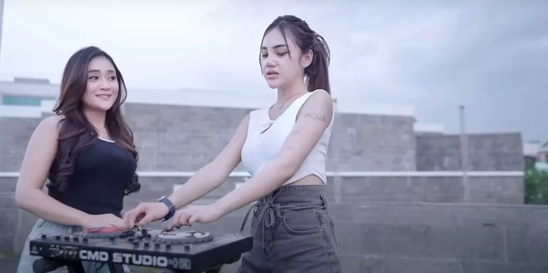 Joget di Makam Bung Karno, Video Klip Iclik Cinta Mala Agatha Dikecam!