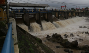 Kondisi debit air di Bendung Katulampa, Kota Bogor, Jawa Barat