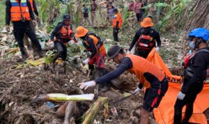 Mayat Korban Banjir Sungai Batang Angkola Ditemukan Terbawa Arus