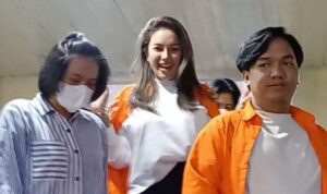 Nikita Mirzani Ditahan atas Kasus Pemerasan, Lenggak-lenggok Saat Keluar dari Ruang Pemeriksaan