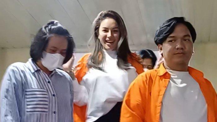 Nikita Mirzani Ditahan atas Kasus Pemerasan, Lenggak-lenggok Saat Keluar dari Ruang Pemeriksaan