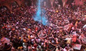 Para pengunjung yang diolesi gulal (bubuk pewarna) merayakan Holi festival warna musim semi umat Hindu,