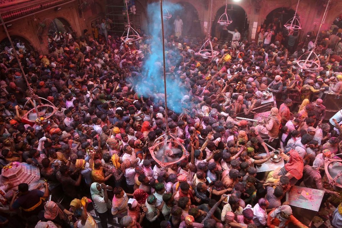 Para pengunjung yang diolesi gulal (bubuk pewarna) merayakan Holi festival warna musim semi umat Hindu,