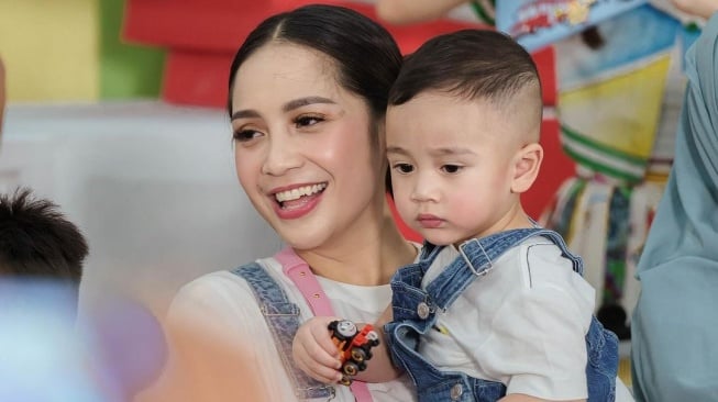 Rayyanza Puasa Setengah Hari, Momen Gemasnya Bikin Nagita Slavina Bangga!