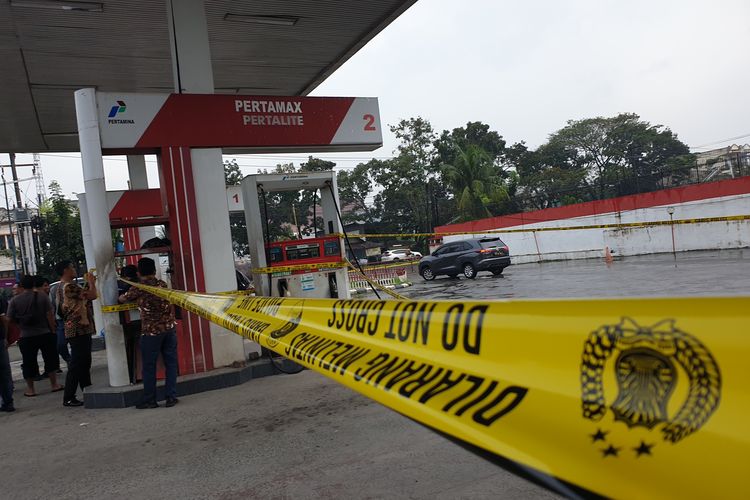 Wanita Diduga ODGJ Bakar Motor Polisi di Jalan, Viral di Media Sosial
