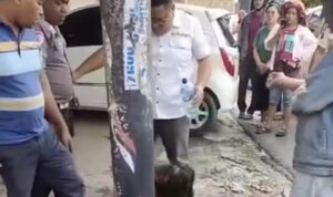 Terekam Video! Polisi Labuhanbatu Tendang Kepala ODGJ