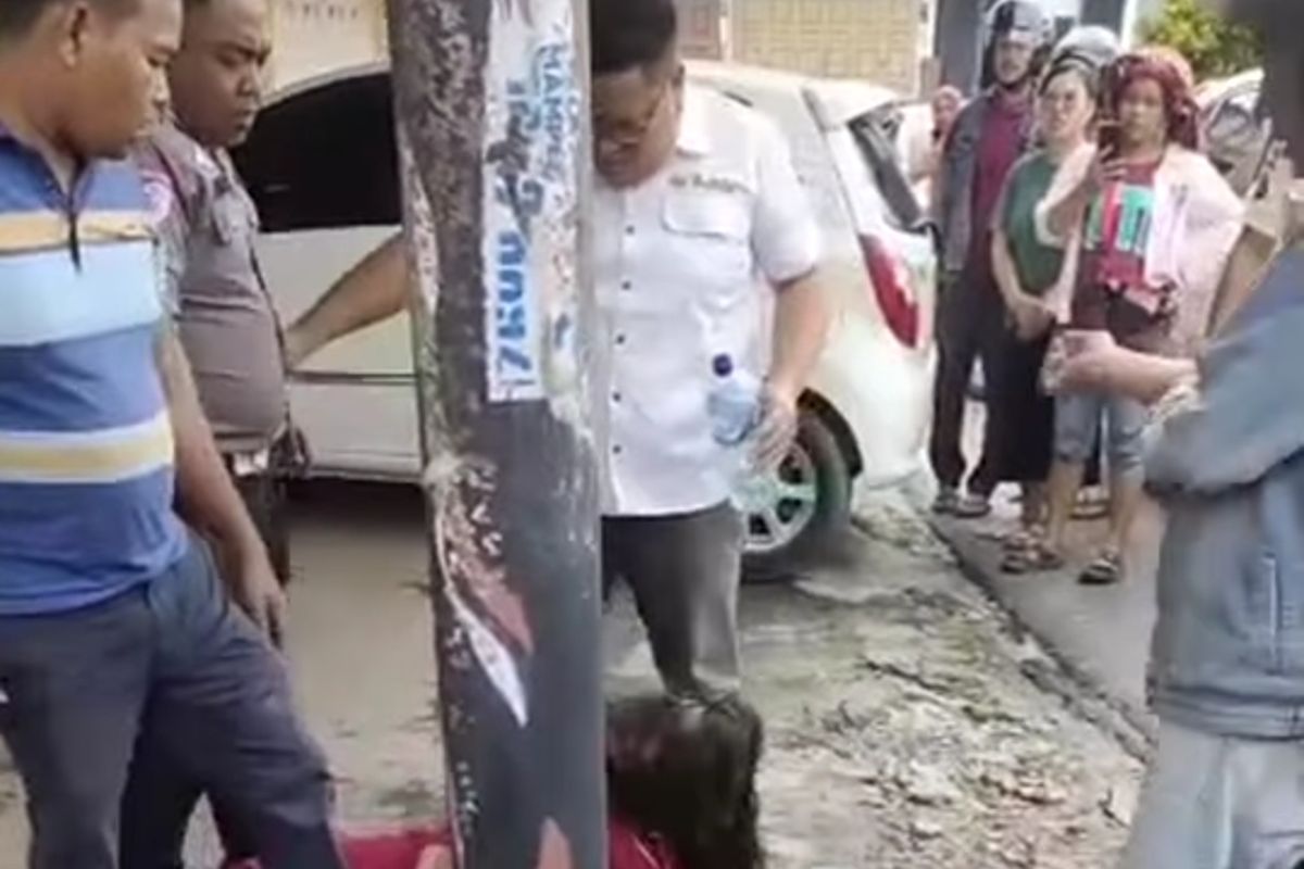 Terekam Video! Polisi Labuhanbatu Tendang Kepala ODGJ