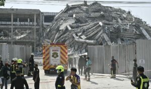 Tim penyelamat tiba di lokasi konstruksi tempat sebuah bangunan runtuh di Bangkok pada 28 Maret 2025, setelah gempa bumi