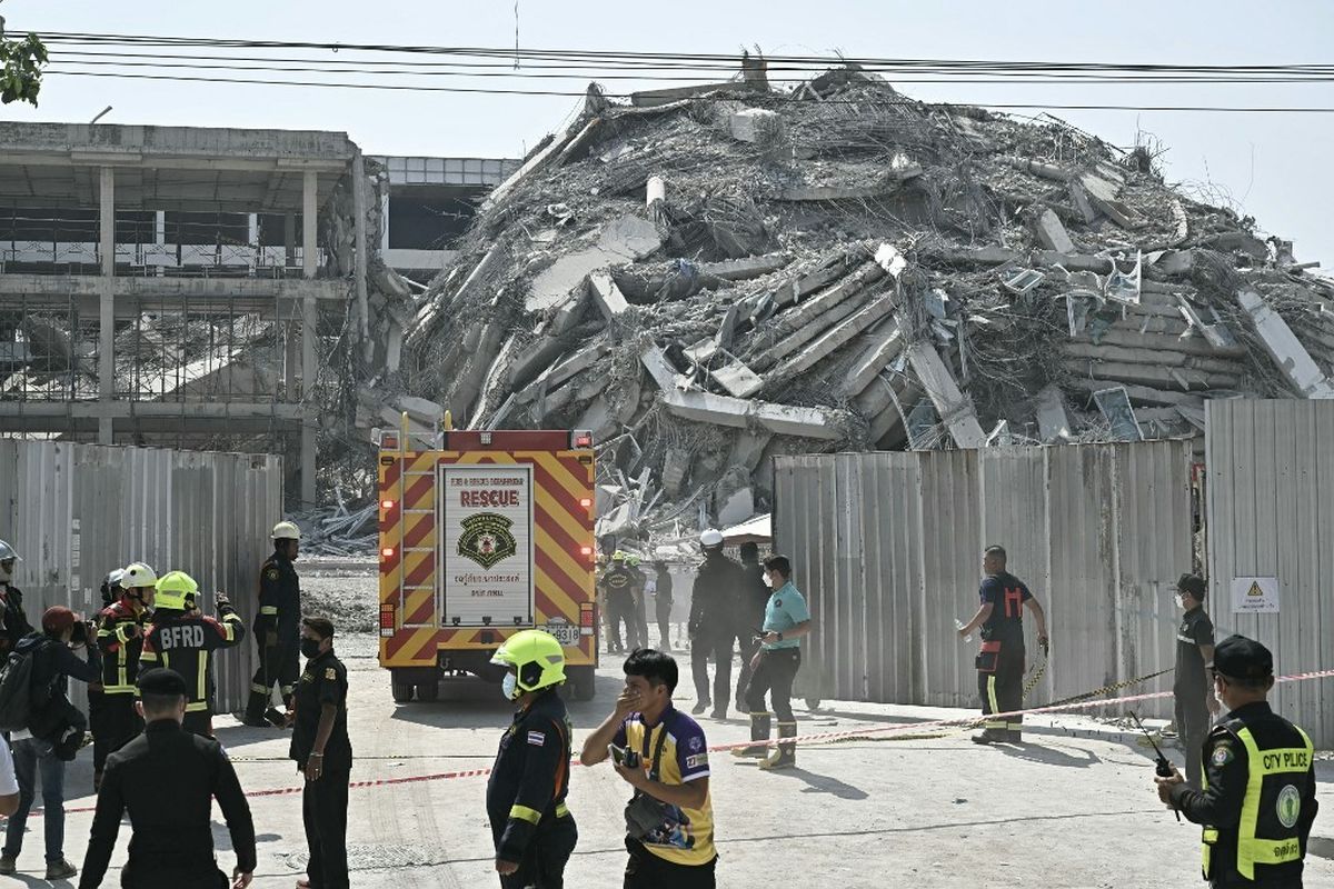 Tim penyelamat tiba di lokasi konstruksi tempat sebuah bangunan runtuh di Bangkok pada 28 Maret 2025, setelah gempa bumi