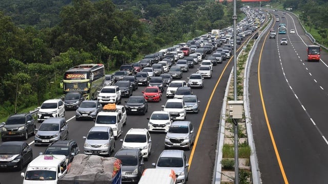 Tol Jakarta-Cikampek Macet, Puncak Arus Mudik Lebaran 2025 Terjadi Hari Ini