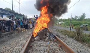 Warga Batubara Blokir Rel Kereta dan Bakar Ban, Protes Palang Pintu Tak Dipasang