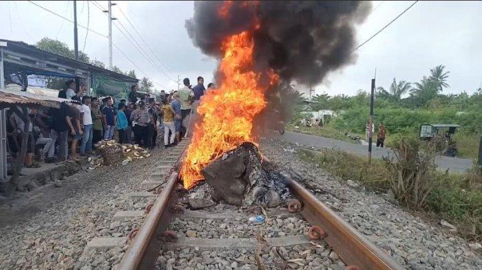Warga Batubara Blokir Rel Kereta dan Bakar Ban, Protes Palang Pintu Tak Dipasang