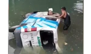 Viral! Ditabrak Truk, Ambulans Pembawa Jenazah Terjun ke Sungai di Bali