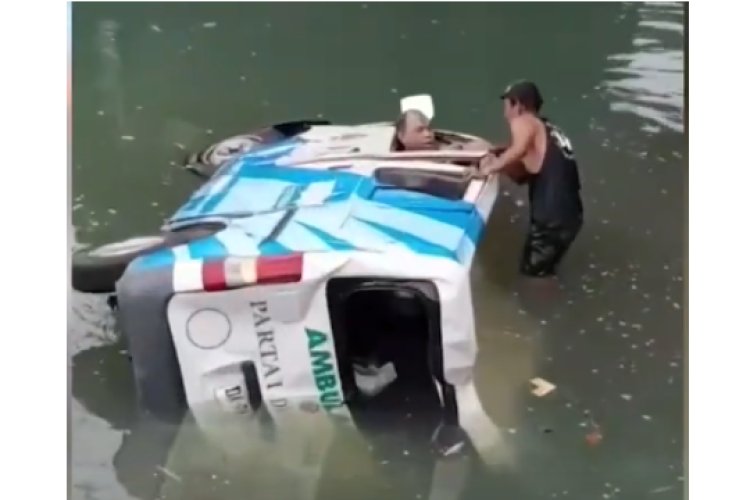 Viral! Ditabrak Truk, Ambulans Pembawa Jenazah Terjun ke Sungai di Bali