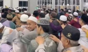 Viral Momen Para Jamaah Sholat Tarawih Melakukan Saling Pijat Agar Tak Capek
