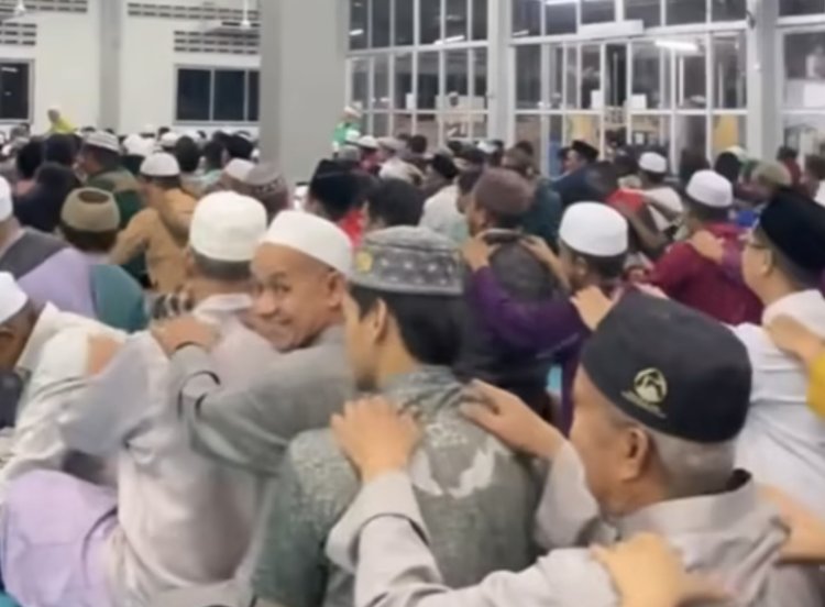 Viral Momen Para Jamaah Sholat Tarawih Melakukan Saling Pijat Agar Tak Capek