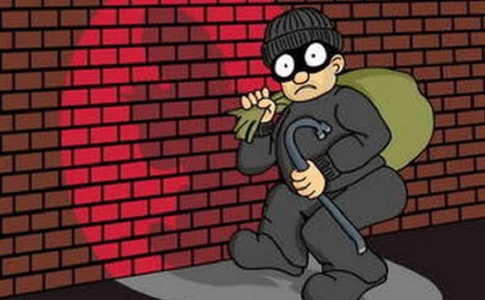 Viral! Oknum Polisi Ketahuan Curi Batu Bata, Langsung Diamankan