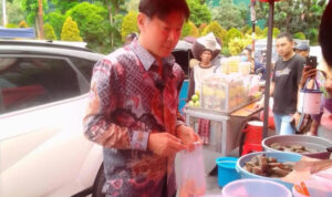 Viral! Shin Tae-yong Asyik Jajan Takjil Saat Indonesia Dibantai Australia