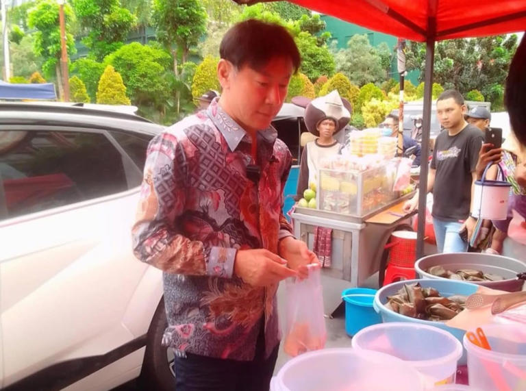 Viral! Shin Tae-yong Asyik Jajan Takjil Saat Indonesia Dibantai Australia