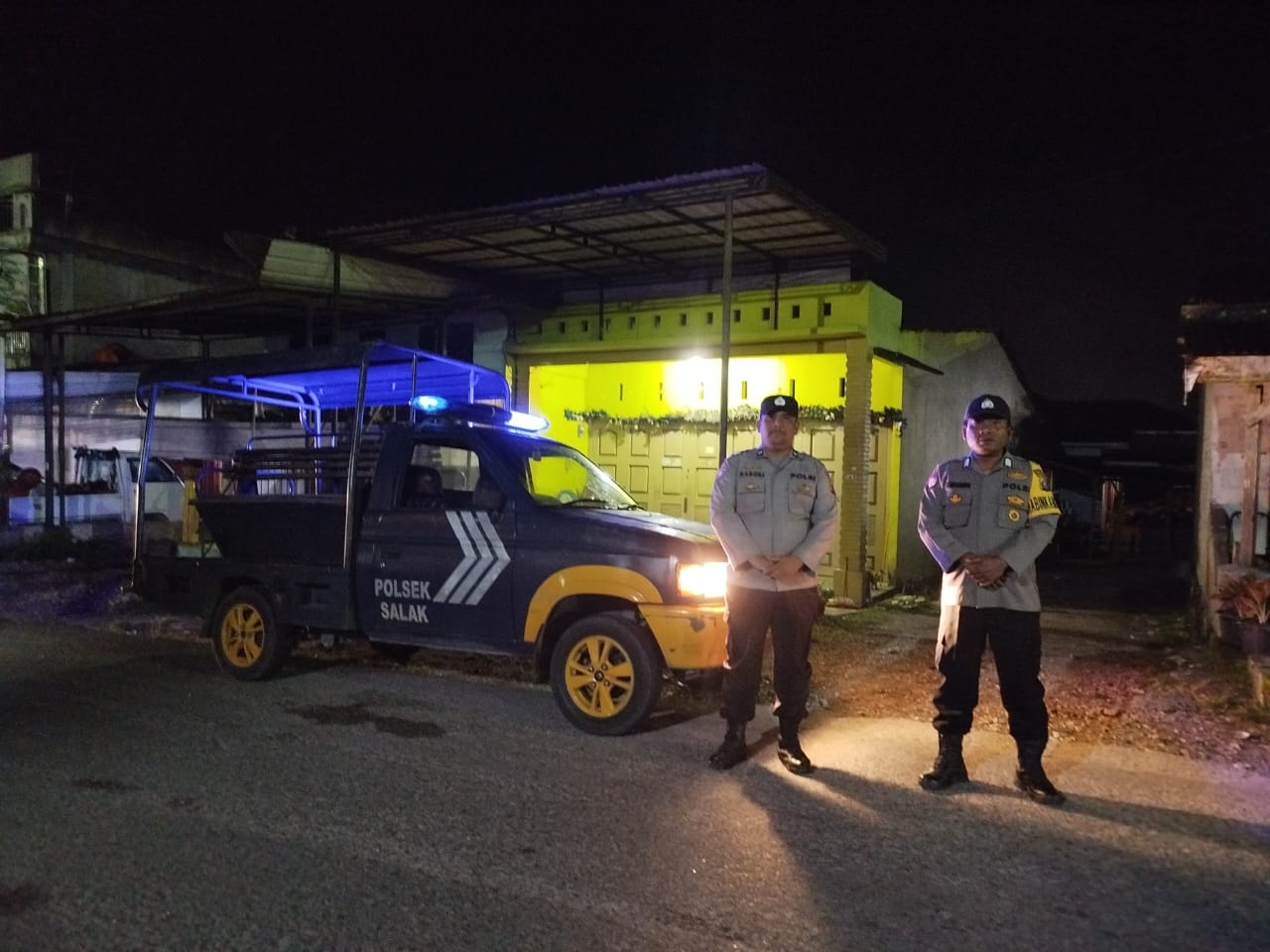 Personel Polres Pakpak Bharat melaksanakan patroli.(Istimewa)