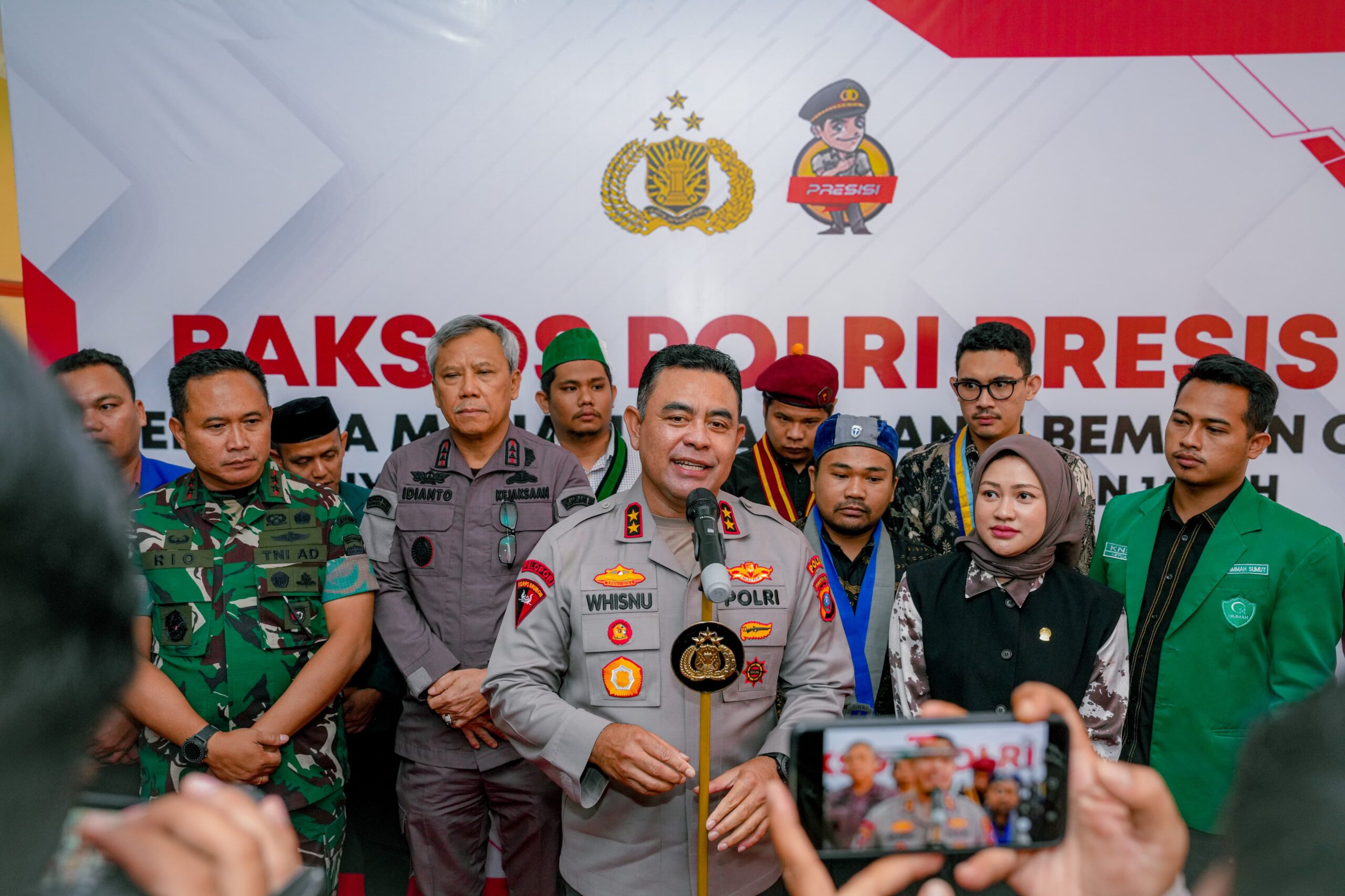 Kapolda Sumut memimpin Konferensi pers usai kegiatan pembagian bantuan sosial agenda bakti sosial.(Istimewa).