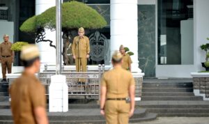 Pj Sekretaris Daerah Provinsi Sumatera Utara (Sumut) Effendy Pohan memimpin apel pagi yang dihadiri oleh ASN dan Non ASN Sekretariat di Kantor Gubernur Sumut Jalan Diponegoro Kota Medan.(Istimewa)