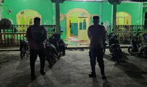 Petugas kepolisian patroli dirumah ibadah.(Istimewa)