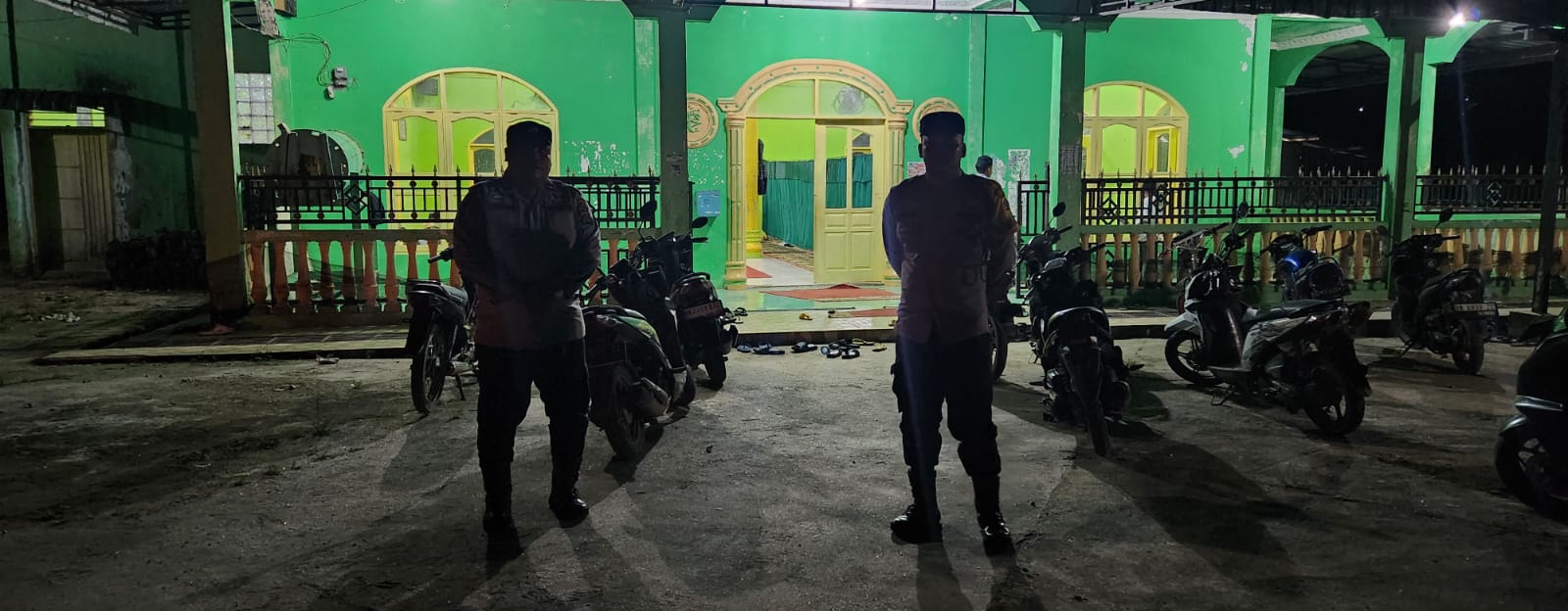 Petugas kepolisian patroli dirumah ibadah.(Istimewa)