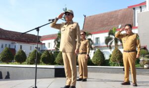 Bupati Tapanuli Selatan Gus Irawan Pasaribu didampingi Wabup Jafar Syahbudin Ritonga saat memimpin Apel Pagi Gabungan Perdana usai di lantik, senin (3/3-25). Foto : BP/Ist