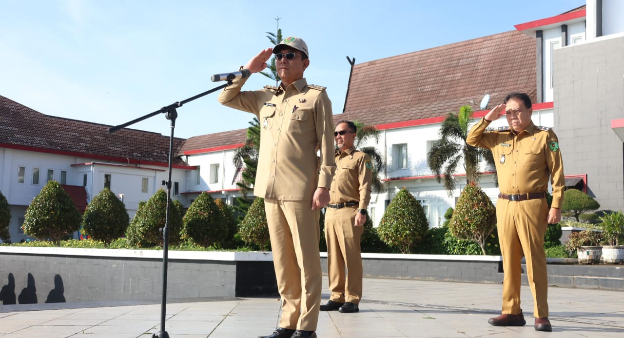Bupati Tapanuli Selatan Gus Irawan Pasaribu didampingi Wabup Jafar Syahbudin Ritonga saat memimpin Apel Pagi Gabungan Perdana usai di lantik, senin (3/3-25). Foto : BP/Ist