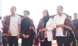 Bupati dan Wakil Bupati Tapsel Gus Irawan Pasaribu dan Jafar Syahbudin Ritonga dan Istri di ulosi saat di sambut kedatangannya di Pendopo Kantor Bupati Tapsel di Komplek Perkantoran Pemkab Tapsel di Sipirok, Minggu (2/3-25). Foto : BP/Ist