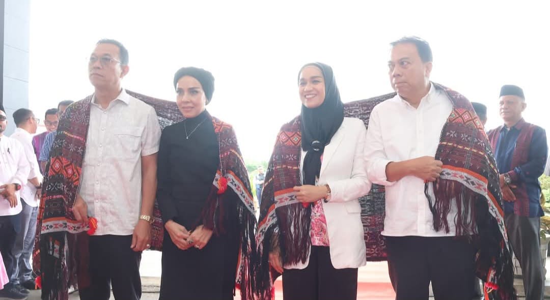 Bupati dan Wakil Bupati Tapsel Gus Irawan Pasaribu dan Jafar Syahbudin Ritonga dan Istri di ulosi saat di sambut kedatangannya di Pendopo Kantor Bupati Tapsel di Komplek Perkantoran Pemkab Tapsel di Sipirok, Minggu (2/3-25). Foto : BP/Ist