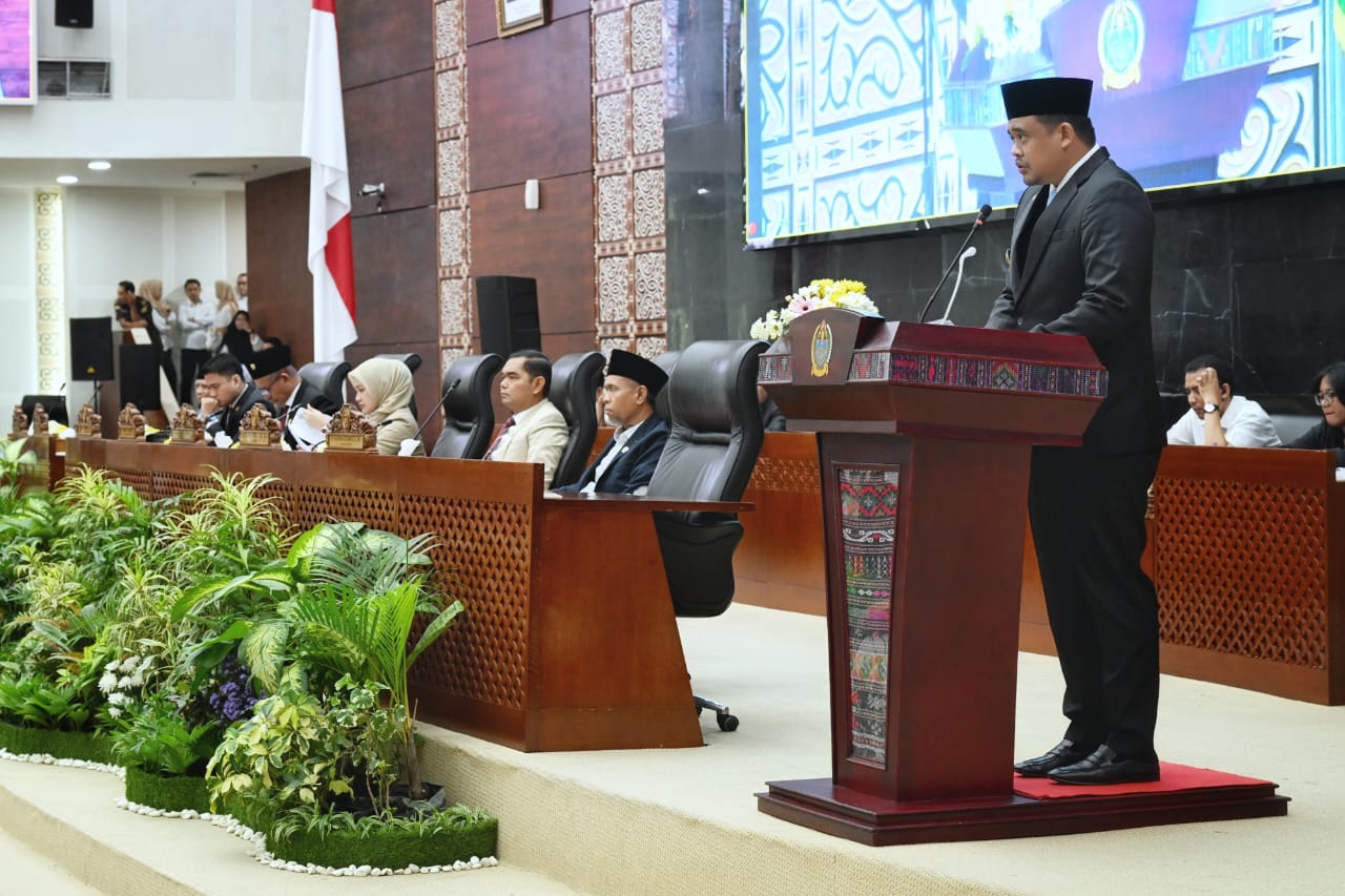 Gubsu Bobby Nasution memberikan kata sambutan dalam rapat paripurna.(Istimewa)