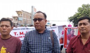 Massa dan penasihat hukum (tengah) ketika melakukan aksi menyampaikan aspirasi kepada pihak kepolisian karena telah menahan tersangka dugaan penipuan.(harianbatakpos.com).