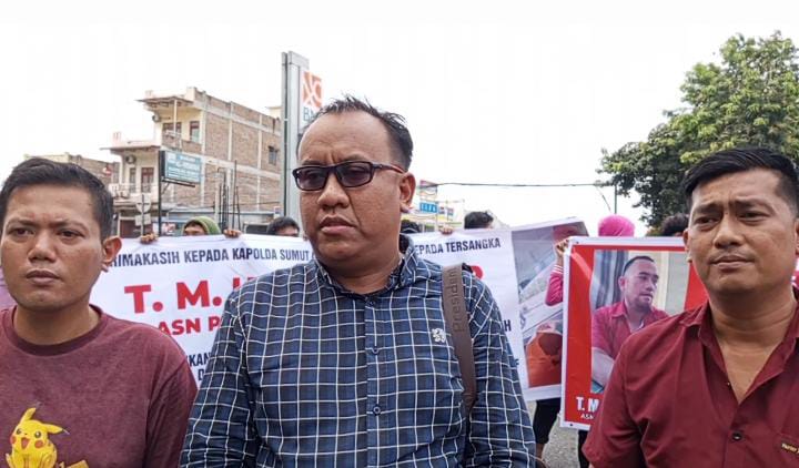 Massa dan penasihat hukum (tengah) ketika melakukan aksi menyampaikan aspirasi kepada pihak kepolisian karena telah menahan tersangka dugaan penipuan.(harianbatakpos.com).