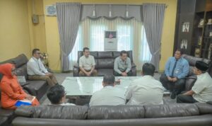 Wali Kota Padangsidimpuan Dr H Letnan Dalimunthe saat menerima audiensi dan kunjungan Kacab Bank Sumut di ruang kerja Wali Kota, Rabu (5/3-25). Foto : BP/Ist