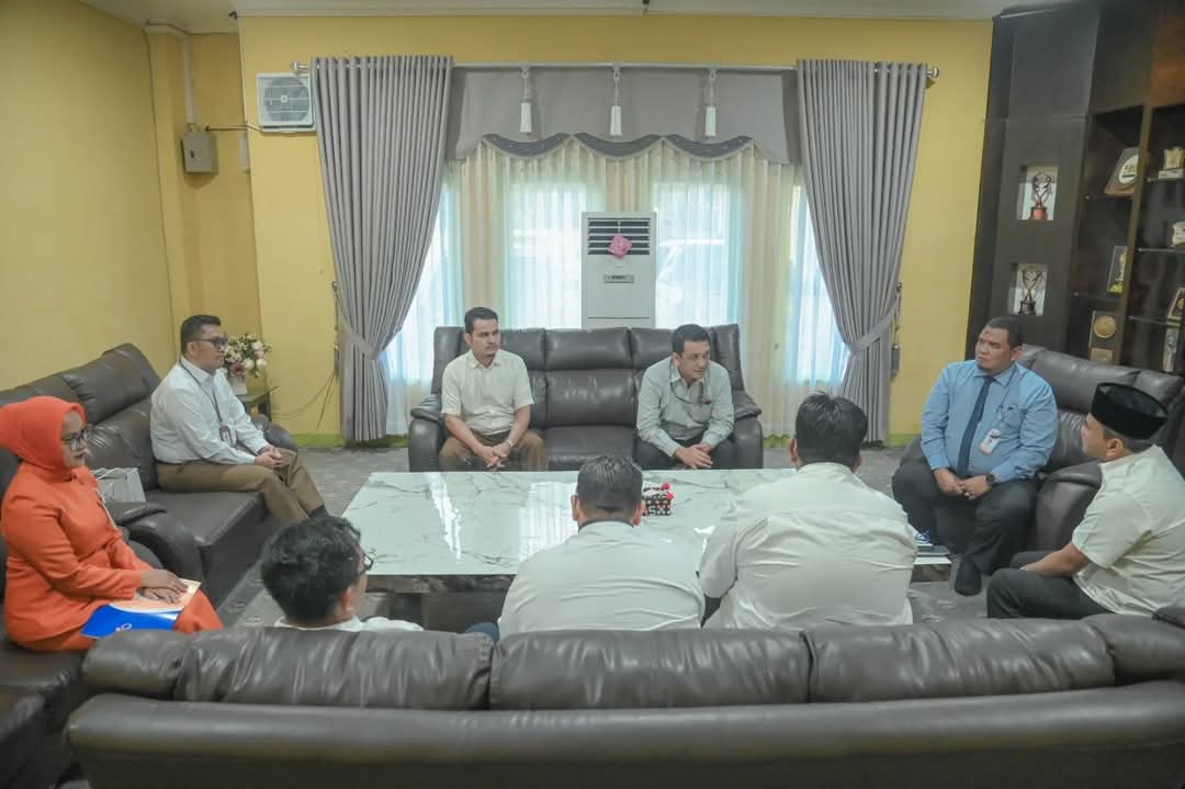 Wali Kota Padangsidimpuan Dr H Letnan Dalimunthe saat menerima audiensi dan kunjungan Kacab Bank Sumut di ruang kerja Wali Kota, Rabu (5/3-25). Foto : BP/Ist