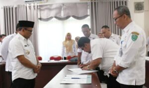 Wali Kota Padangsidimpuan Dr H Letnan Dalimunthe saat menyaksikan penandatanganan perjanjian kinerja para OPD Pemko Padangsidimpuan di Aula Kantor Wali Kota, Rabu (5/3-25). Foto : BP/Ist