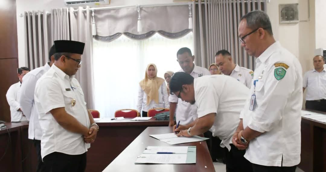 Wali Kota Padangsidimpuan Dr H Letnan Dalimunthe saat menyaksikan penandatanganan perjanjian kinerja para OPD Pemko Padangsidimpuan di Aula Kantor Wali Kota, Rabu (5/3-25). Foto : BP/Ist